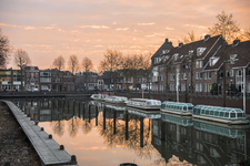 909033 Afbeelding van de rondvaartboten in de Stadsbuitengracht langs de Nieuwekade te Utrecht, vanaf de Bemuurde Weerd ...